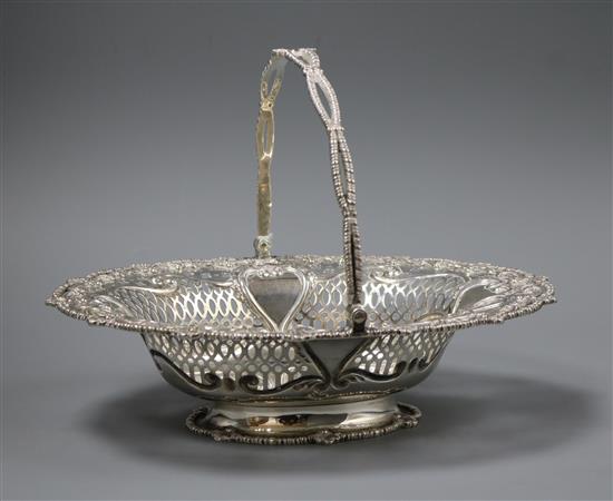 An Edwardian pierced silver oval cake basket, Goldsmiths & Silversmiths Co Ltd, London, 1905, 23 oz.